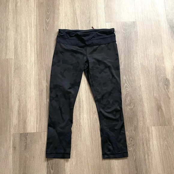Lululemon camo capri leggings - Picture 2 of 3